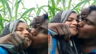 Desi couple's passionate outdoor kissing session