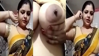 Busty Indian mom flaunts her boobs and pussy in steamy video