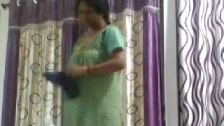 Desi auntie caught on video while changing clothes and sending MMS to her son