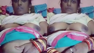 Desi village auntie in 18 clips: A mature and experienced woman