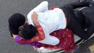 Desi couple shares a passionate kiss on the road
