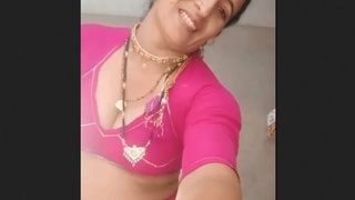 Aunty from India shows off her body in nude selfies