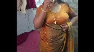Bhabi Anjali teases in front of lover in saree and shows off her curves