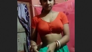 Desi Bhabi in village saree shows off her assets