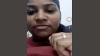Tamil girl pleasures herself with fingers in video call