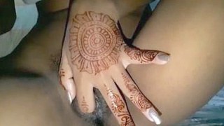 Desi girl pleasures herself with her fingers in hand mehendi