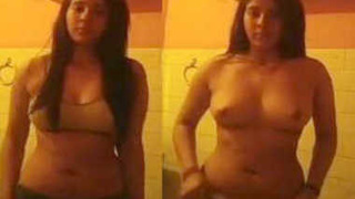 Desi babe flaunts her XXX boobs in a bathroom video