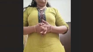 Mallu aunty's new clip is a must-watch for guys