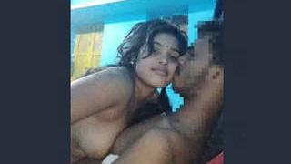 Hot Indian babe gives a sensual blowjob in video