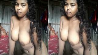 Exclusive video of Desi girl taking nude selfies for lover