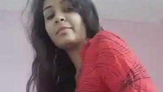 Indian girl flaunts her curvy butt in steamy video