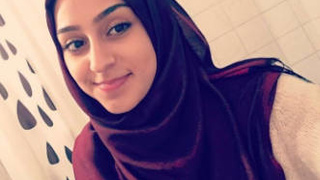 Pakistani hijab girl living abroad reveals her body in HD photos and video