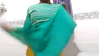 Desi girl from Chennai shows off her nude selfie and masturbation skills