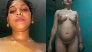 Hot Indian bhabhi posts nude selfies on MMC