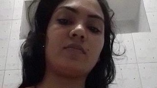 Watch a hot bhabhi take nude selfies in the bathroom