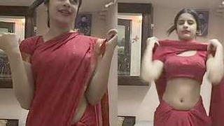 Desi bhabhi flaunts her attractive navel and ample bosom
