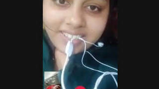 Desi babe flaunts her breasts in a video call leak