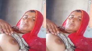 Amateur Indian bhabhi flaunts her boobs and pussy in exclusive video