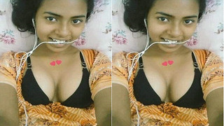 Tamil girl reveals her big boobs and pretty pussy in exclusive video