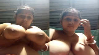Curvy Desi bhabhi flaunts her big boobs