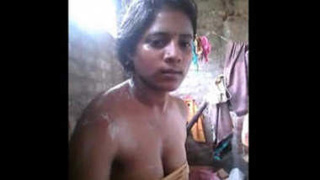 Watch a beautiful Tamil girl washing her body in a hot tub