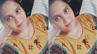 Desi amateur bhabhi flaunts her big boobs and pussy in exclusive video