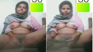 Pakistani wife indulges in solo play in exclusive video