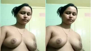 Bhabhi's naked body and bathing in exclusive video