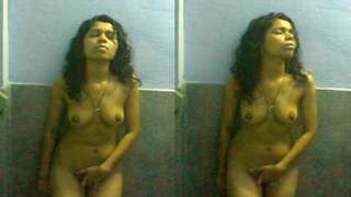 Indian babe goes nude for her lover in video