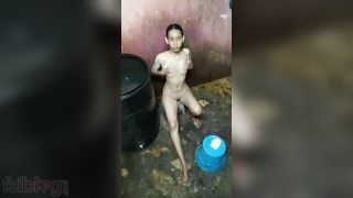 Indian teenager takes nude selfies in bathroom