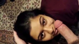 Desi bf video features a pretty girl giving a blowjob