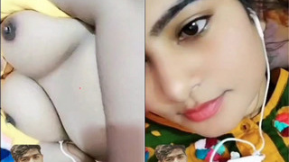 Cute Indian girl flaunts her boobs on VK