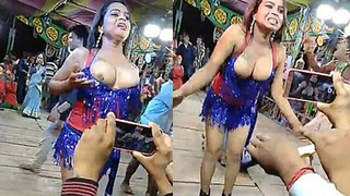 Desi beauty's public performance of Mujra dance captured on video