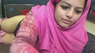 Noreens, a Pakistani webcam model, makes her debut