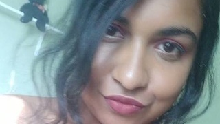 Indian girl Stan shows off her body in a nude selfie video