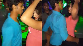 Dirty desi girl dances with boys in Gurgaon club