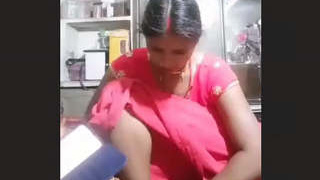 Bhabhi flaunts her pussy for her fans