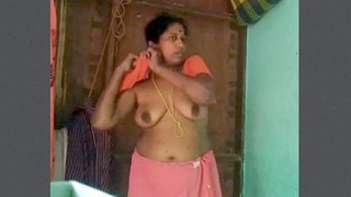 Mallu Aunty Tia's Changing Cloths in a Seductive Manner
