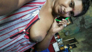 Boudi's sultry performance in new Indian video