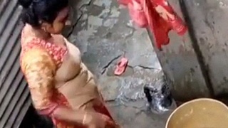 Hidden camera captures Indian bhabha nude bathing