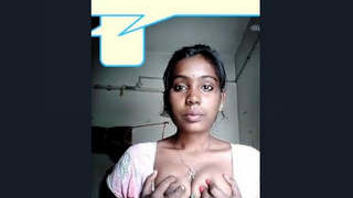 Curvy Indian girl flaunts her large breasts on Vk