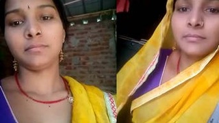 Hot Indian wife flaunts her pussy in village video