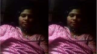 College girl enjoys pleasuring herself in MMS video