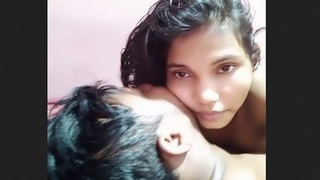 Cute Indian girl gives a blowjob in a MMS clip