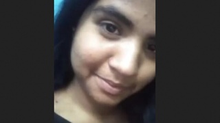 Indian girl flaunts her boobs and pussy in a sexy video