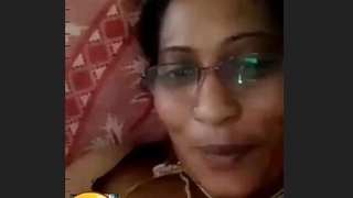 Desi auntie flaunts her body on VK