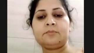Bhabhi's solo play with her fingers
