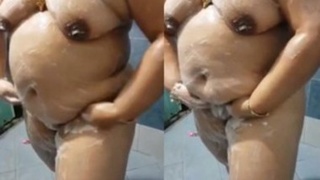 Mallu aunty's sensual bathing video with a twist