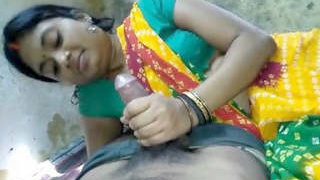 Hot Indian Bhabhi gives a sensual handjob