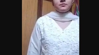Full-length video of a Pakistani bhabi showing off her body in the nude